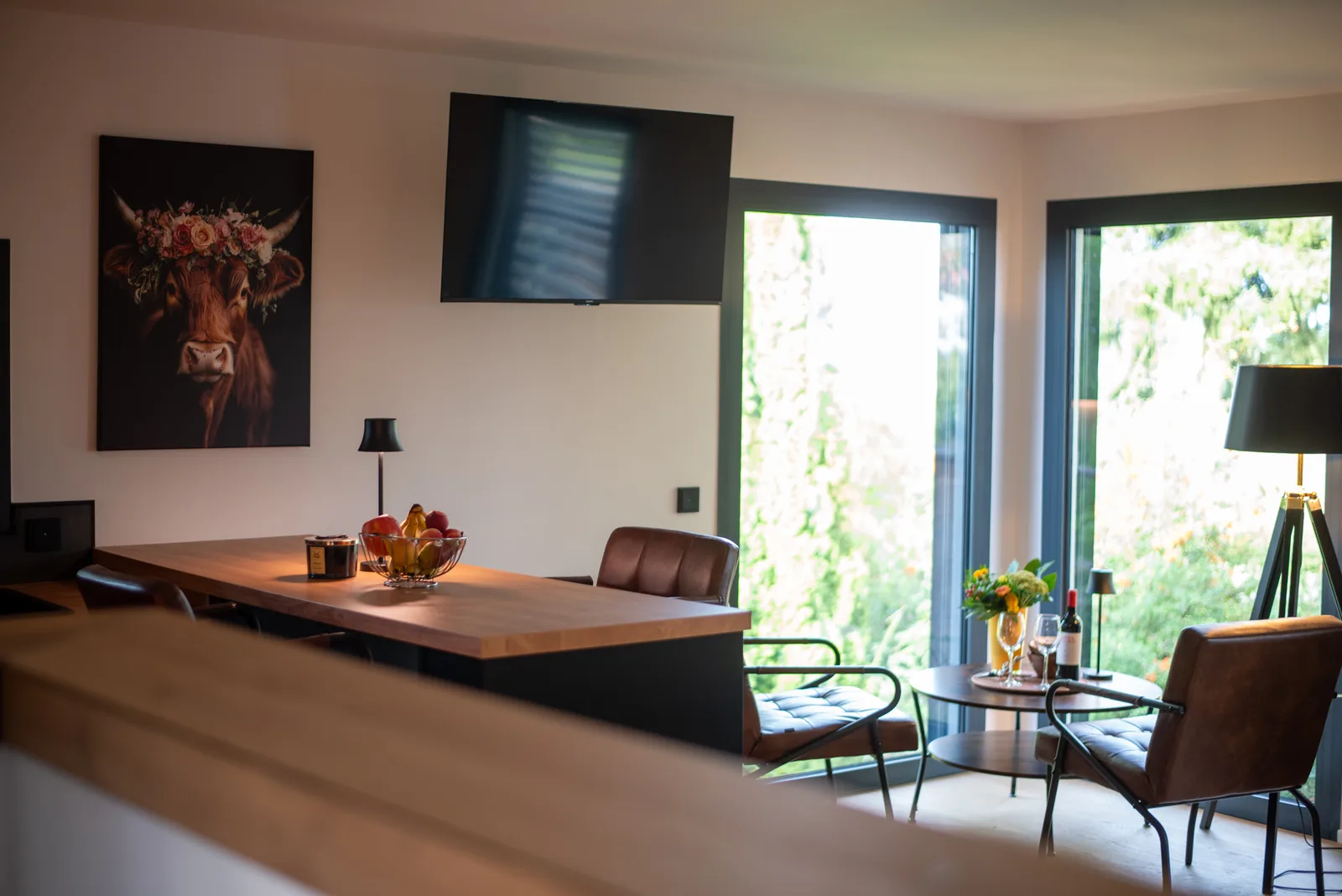 Wohnbereich der Boutique Suite mit Sitzecke und TV