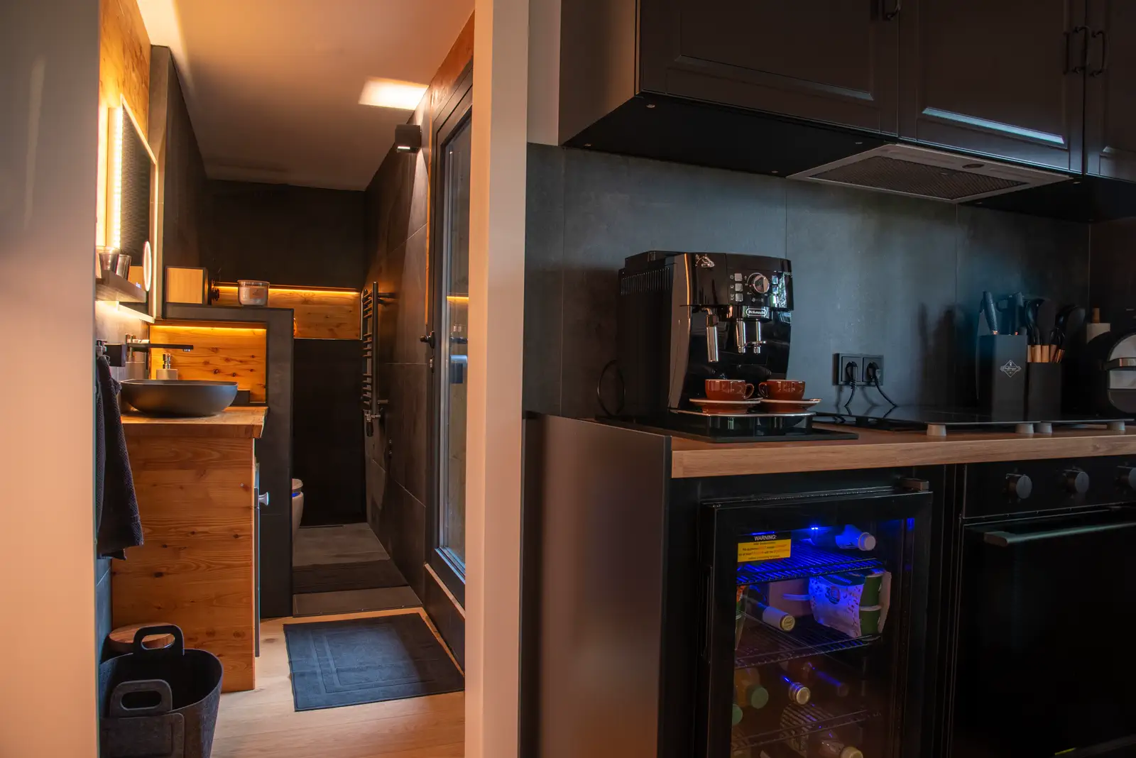 Küche der Boutique Suite mit Kaffeevollautomat und Weinkühlschrank