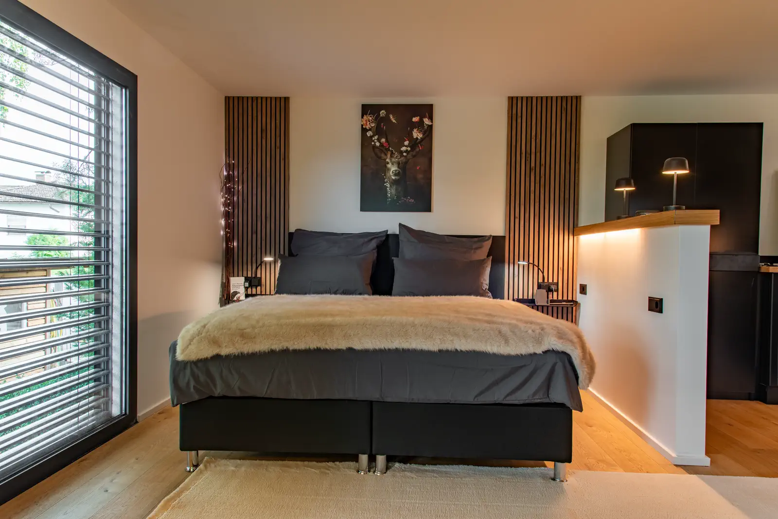Schlafzimmer der Boutique Suite mit Boxspringbett
