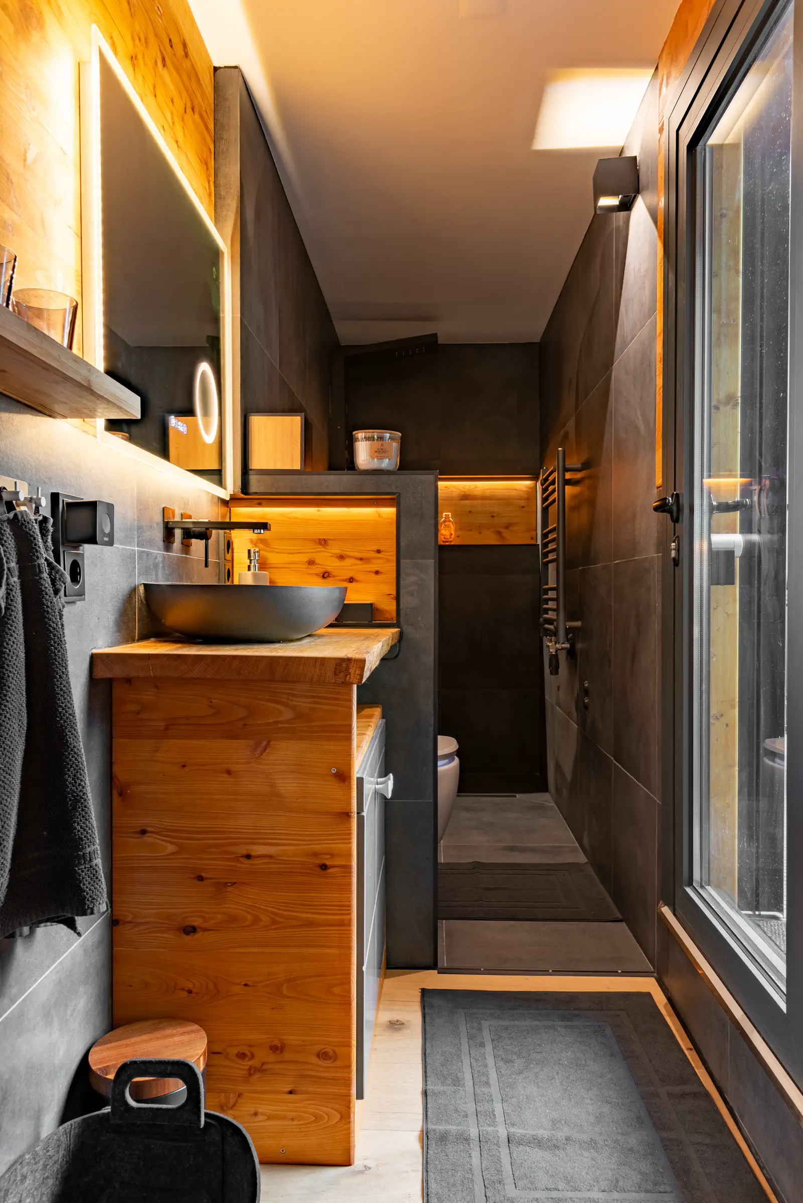 AlbMax Boutique Suite — Wohnbereich mit Designer-Interieur