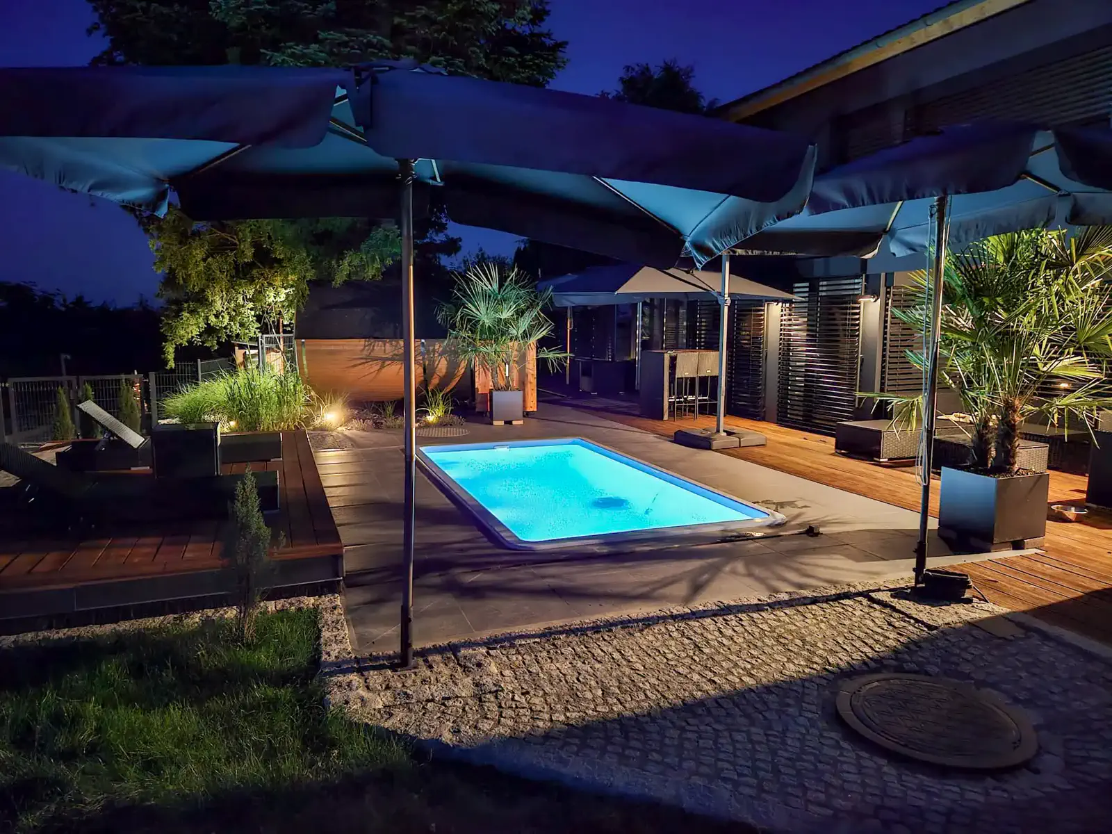 Pool blau bei Nacht